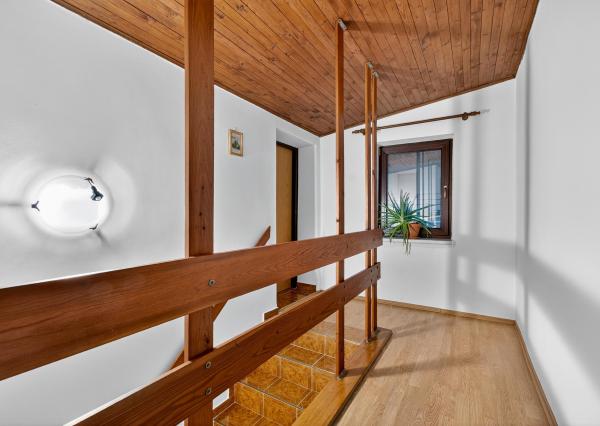 Na predaj -  Priestranný 5-izbový rodinný dom s krytým bazénom v Modre – Harmónia