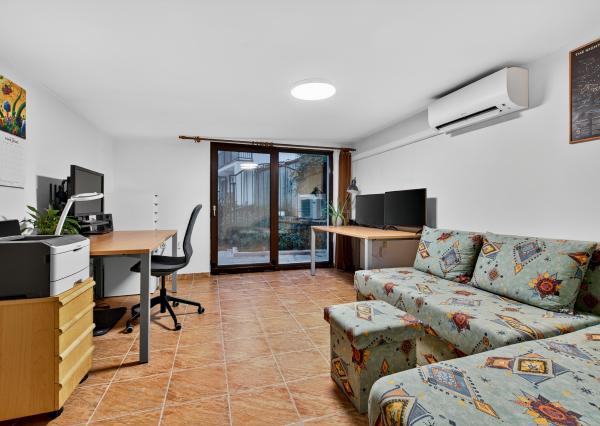 Na predaj -  Priestranný 5-izbový rodinný dom s krytým bazénom v Modre – Harmónia