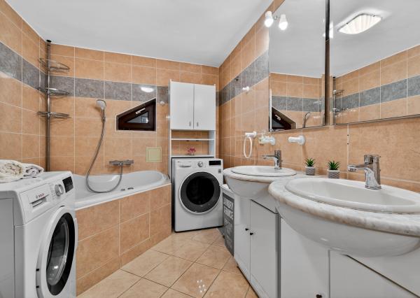 Na predaj -  Priestranný 5-izbový rodinný dom s krytým bazénom v Modre – Harmónia