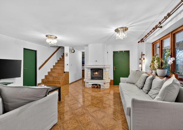 Na predaj -  Priestranný 5-izbový rodinný dom s krytým bazénom v Modre – Harmónia