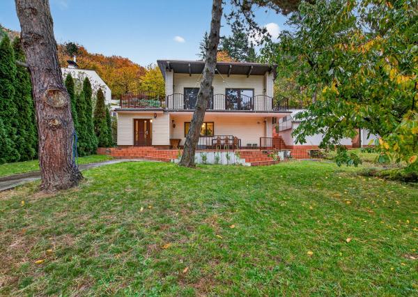 Na predaj -  Priestranný 5-izbový rodinný dom s krytým bazénom v Modre – Harmónia