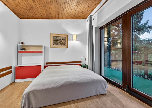 Na predaj -  Priestranný 5-izbový rodinný dom s krytým bazénom v Modre – Harmónia