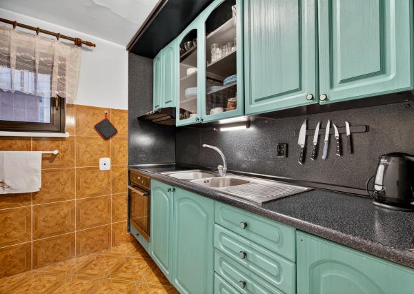 Na predaj -  Priestranný 5-izbový rodinný dom s krytým bazénom v Modre – Harmónia