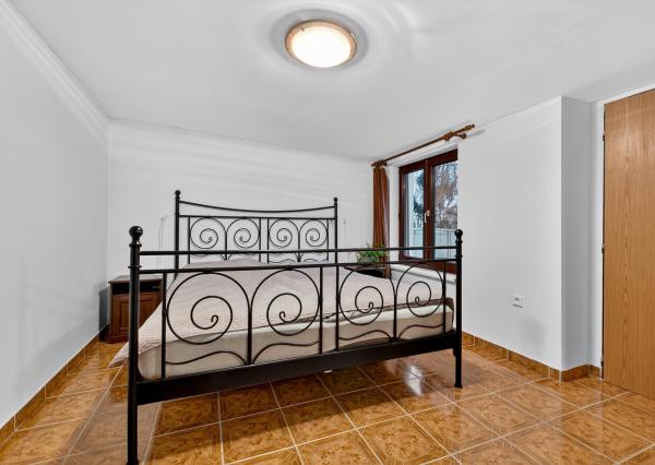 Na predaj -  Priestranný 5-izbový rodinný dom s krytým bazénom v Modre – Harmónia