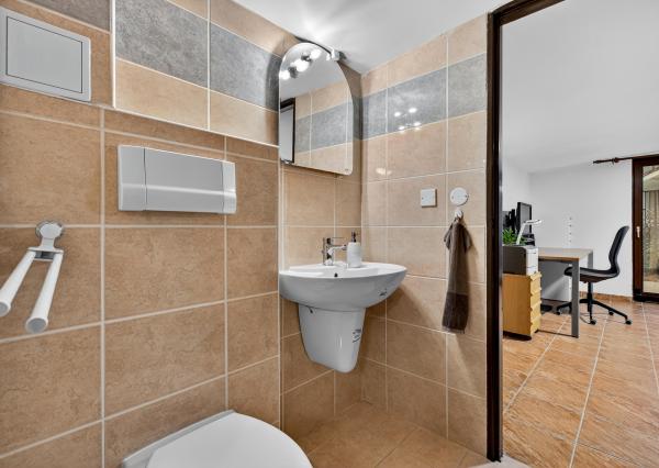 Na predaj -  Priestranný 5-izbový rodinný dom s krytým bazénom v Modre – Harmónia