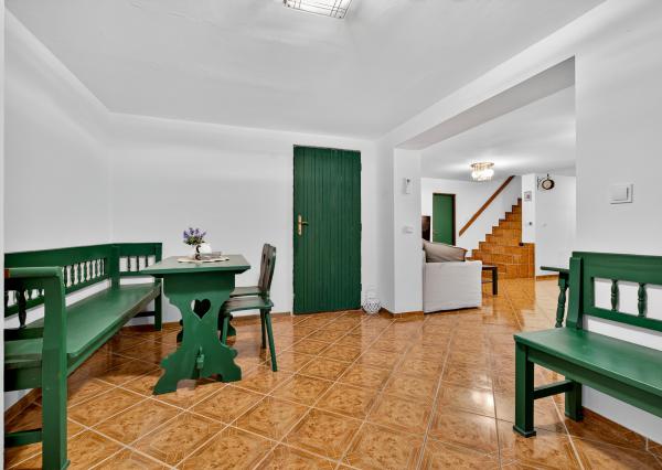 Na predaj -  Priestranný 5-izbový rodinný dom s krytým bazénom v Modre – Harmónia