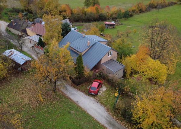 Na predaj priestranná 5-izbová chata s rozľahlým ovocným sadom v krásnej prírode v obci Stará Turá