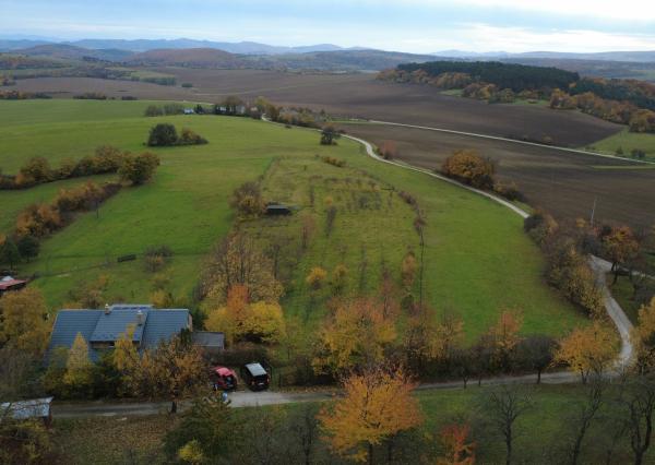 Na predaj priestranná 5-izbová chata s rozľahlým ovocným sadom v krásnej prírode v obci Stará Turá