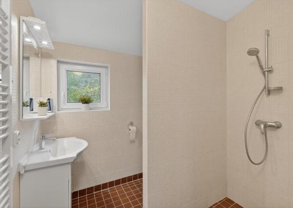 Na predaj priestranná 5-izbová chata s rozľahlým ovocným sadom v krásnej prírode v obci Stará Turá