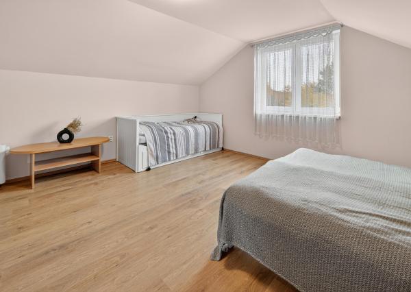 Na predaj priestranná 5-izbová chata s rozľahlým ovocným sadom v krásnej prírode v obci Stará Turá