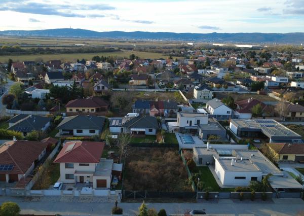 Na predaj pozemok na výstavbu rodinného domu – Ivanka pri Dunaji, časť Farná (okres Senec)