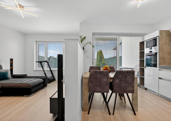 Na predaj 2-izbový byt so záhradkou a vlastným parkovacím miestom