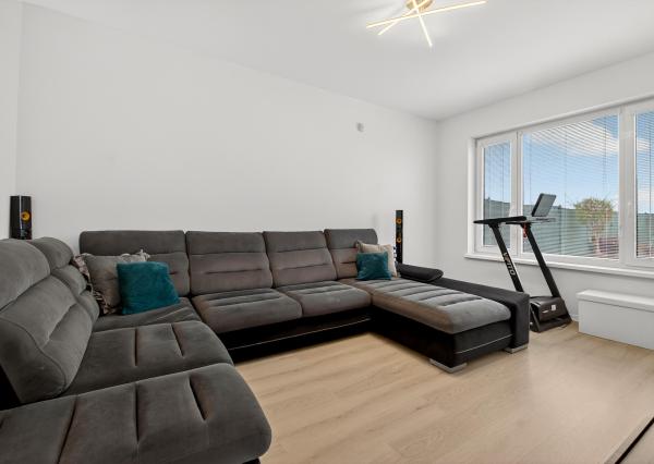 Na predaj 2-izbový byt so záhradkou a vlastným parkovacím miestom