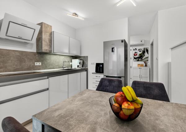 Na predaj 2-izbový byt so záhradkou a vlastným parkovacím miestom