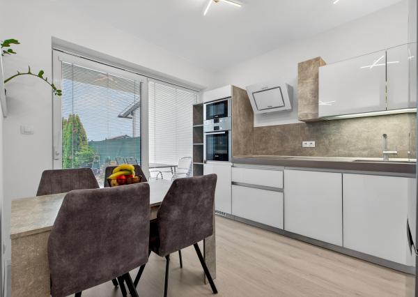 Na predaj 2-izbový byt so záhradkou a vlastným parkovacím miestom