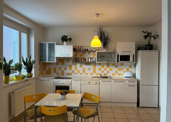 Na PRENÁJOM priestranný 2 izbový byt s veľkou loggiou a parkovaním, 74 m², Tomášikova Bratislava Ružinov