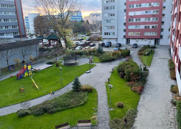 Na PRENÁJOM priestranný 2 izbový byt s veľkou loggiou a parkovaním, 74 m², Tomášikova Bratislava Ružinov