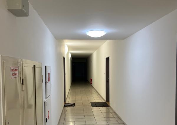 Na PRENÁJOM priestranný 2 izbový byt s veľkou loggiou a parkovaním, 74 m², Tomášikova Bratislava Ružinov