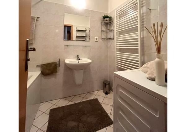 Na PRENÁJOM priestranný 2 izbový byt s veľkou loggiou a parkovaním, 74 m², Tomášikova Bratislava Ružinov