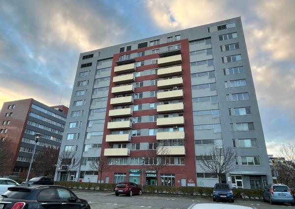 Na PRENÁJOM priestranný 2 izbový byt s veľkou loggiou a parkovaním, 74 m², Tomášikova Bratislava Ružinov