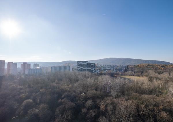 Na PREDAJ moderný 3-izbový byt s balkónom (87,56 m2) a dvoma garážovými státiami v novostavbe TAMMI, Bratislava Dúbravka