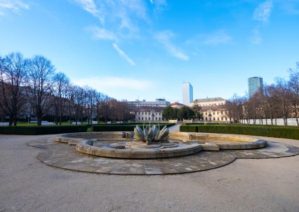 NA PREDAJ komfortné bývanie v centre BA: veľký 4 izbový byt s vysokými stropmi a krbom, orientovaný do tichého vnútrobloku s vlastným parkovaním