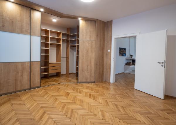 NA PREDAJ komfortné bývanie v centre BA: veľký 4 izbový byt s vysokými stropmi a krbom, orientovaný do tichého vnútrobloku s vlastným parkovaním