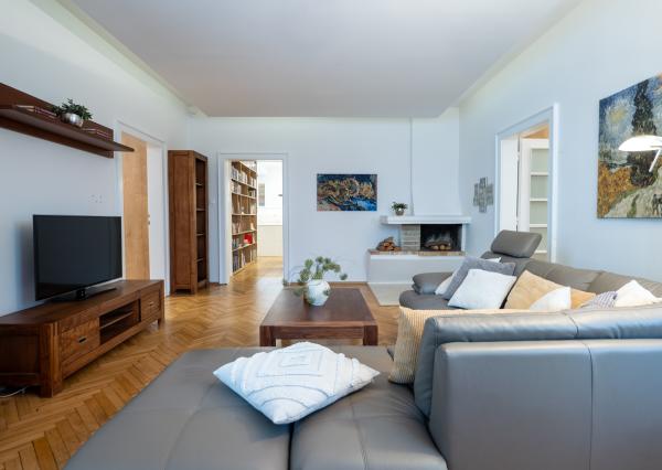 NA PREDAJ komfortné bývanie v centre BA: veľký 4 izbový byt s vysokými stropmi a krbom, orientovaný do tichého vnútrobloku s vlastným parkovaním