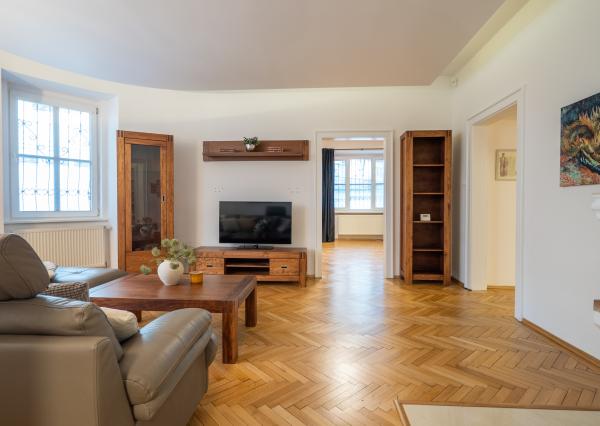 NA PREDAJ komfortné bývanie v centre BA: veľký 4 izbový byt s vysokými stropmi a krbom, orientovaný do tichého vnútrobloku s vlastným parkovaním