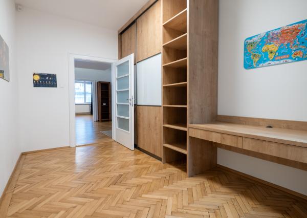 NA PREDAJ komfortné bývanie v centre BA: veľký 4 izbový byt s vysokými stropmi a krbom, orientovaný do tichého vnútrobloku s vlastným parkovaním