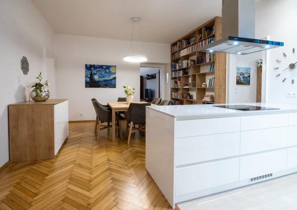 NA PREDAJ komfortné bývanie v centre BA: veľký 4 izbový byt s vysokými stropmi a krbom, orientovaný do tichého vnútrobloku s vlastným parkovaním