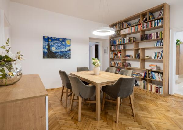 NA PREDAJ komfortné bývanie v centre BA: veľký 4 izbový byt s vysokými stropmi a krbom, orientovaný do tichého vnútrobloku s vlastným parkovaním