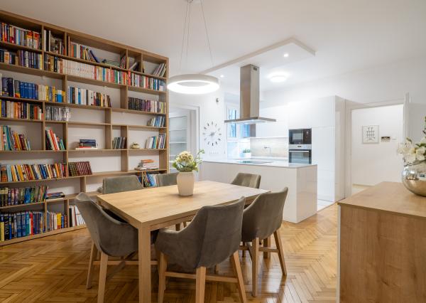 NA PREDAJ komfortné bývanie v centre BA: veľký 4 izbový byt s vysokými stropmi a krbom, orientovaný do tichého vnútrobloku s vlastným parkovaním