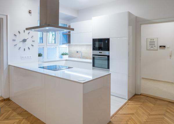 NA PREDAJ komfortné bývanie v centre BA: veľký 4 izbový byt s vysokými stropmi a krbom, orientovaný do tichého vnútrobloku s vlastným parkovaním