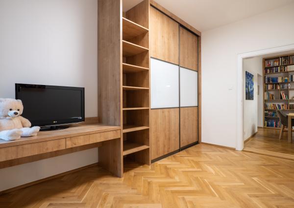 NA PREDAJ komfortné bývanie v centre BA: veľký 4 izbový byt s vysokými stropmi a krbom, orientovaný do tichého vnútrobloku s vlastným parkovaním