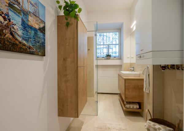 NA PREDAJ komfortné bývanie v centre BA: veľký 4 izbový byt s vysokými stropmi a krbom, orientovaný do tichého vnútrobloku s vlastným parkovaním