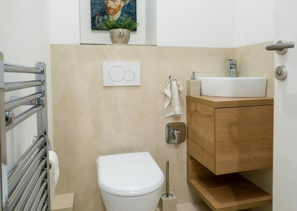 NA PREDAJ komfortné bývanie v centre BA: veľký 4 izbový byt s vysokými stropmi a krbom, orientovaný do tichého vnútrobloku s vlastným parkovaním