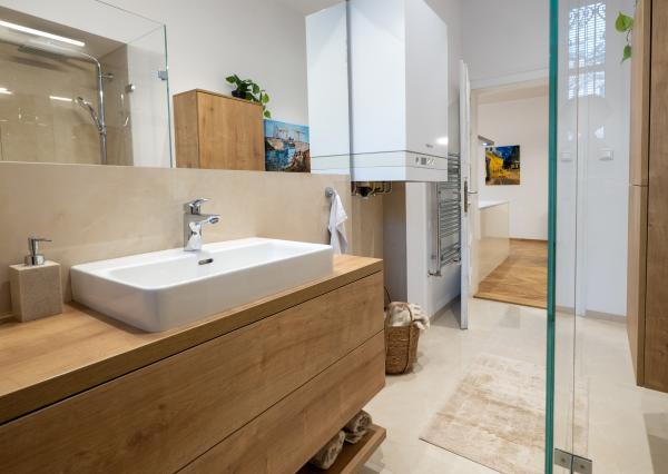 NA PREDAJ komfortné bývanie v centre BA: veľký 4 izbový byt s vysokými stropmi a krbom, orientovaný do tichého vnútrobloku s vlastným parkovaním