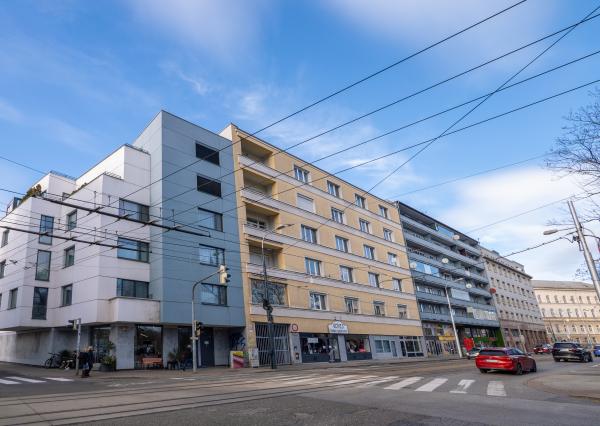 NA PREDAJ komfortné bývanie v centre BA: veľký 4 izbový byt s vysokými stropmi a krbom, orientovaný do tichého vnútrobloku s vlastným parkovaním