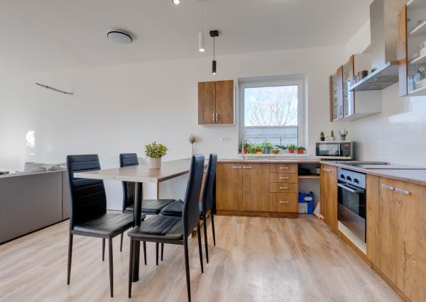 Praktický 3-izbový byt na predaj – Veľký Grob, 89 m², terasa, pozemok, parkovanie