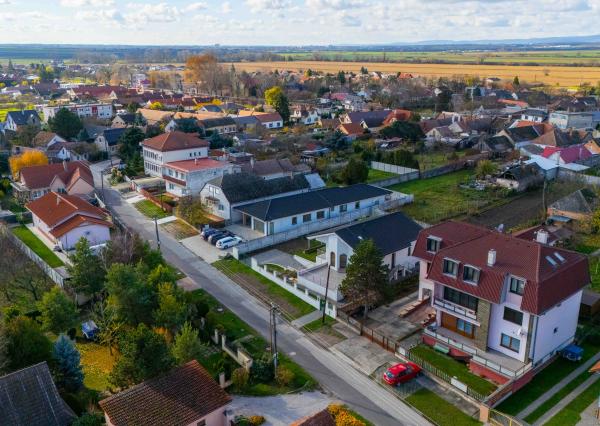 Praktický 3-izbový byt na predaj – Veľký Grob, 89 m², terasa, pozemok, parkovanie