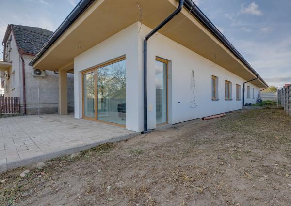 3-izbový byt v štádiu holobytu na predaj – Veľký Grob, 81 m², terasa, pozemok, parkovanie