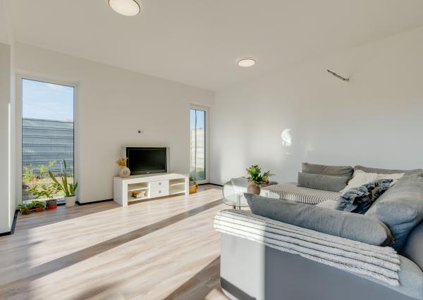 Praktický 3-izbový byt na predaj – Veľký Grob, 89 m², terasa, pozemok, parkovanie