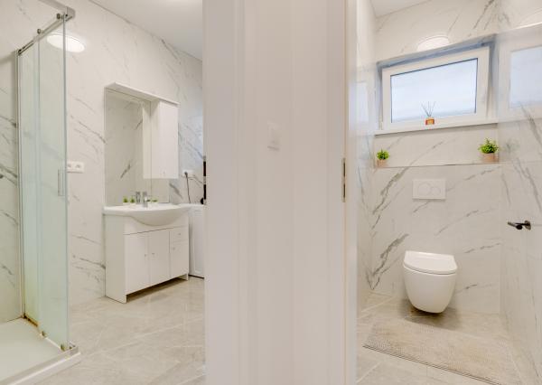 Praktický 3-izbový byt na predaj – Veľký Grob, 89 m², terasa, pozemok, parkovanie