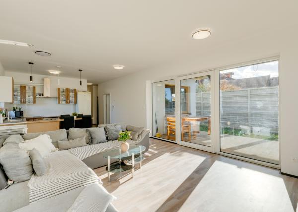 Praktický 3-izbový byt na predaj – Veľký Grob, 89 m², terasa, pozemok, parkovanie