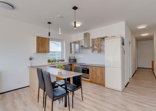 Praktický 3-izbový byt na predaj – Veľký Grob, 89 m², terasa, pozemok, parkovanie