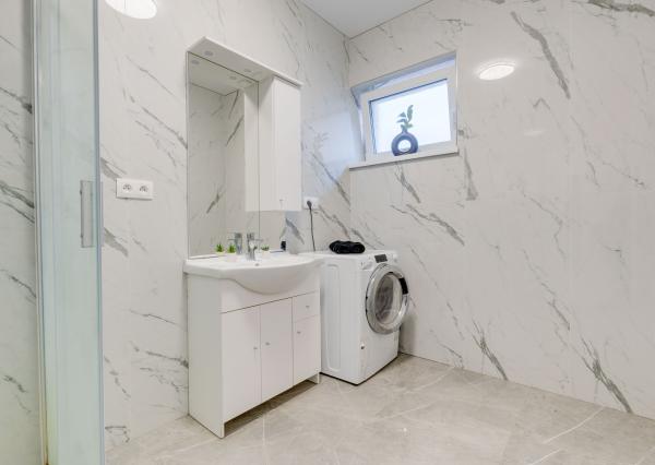 Praktický 3-izbový byt na predaj – Veľký Grob, 89 m², terasa, pozemok, parkovanie