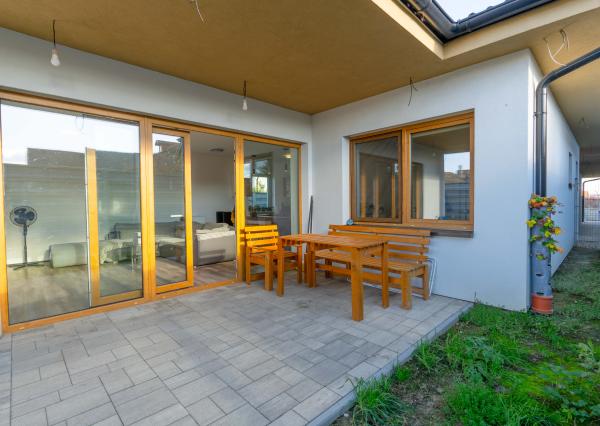 Praktický 3-izbový byt na predaj – Veľký Grob, 89 m², terasa, pozemok, parkovanie