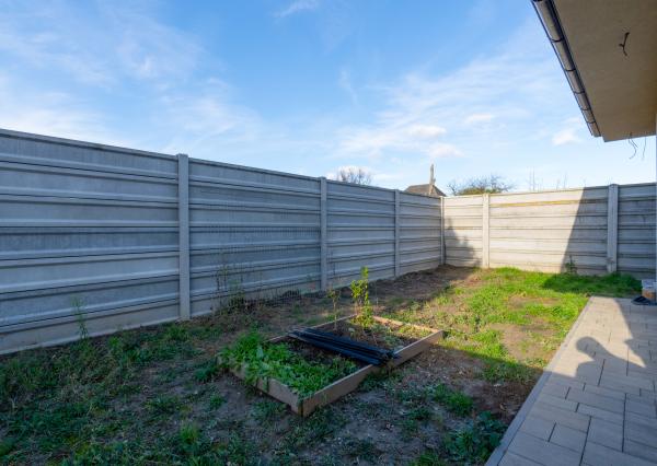 Praktický 3-izbový byt na predaj – Veľký Grob, 89 m², terasa, pozemok, parkovanie