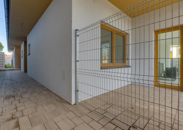 3-izbový byt v štádiu holobytu na predaj – Veľký Grob, 81 m², terasa, pozemok, parkovanie